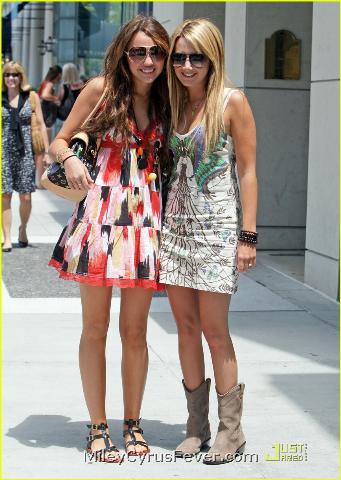 ashley-tisdale-miley-cyrus-04_1.jpg